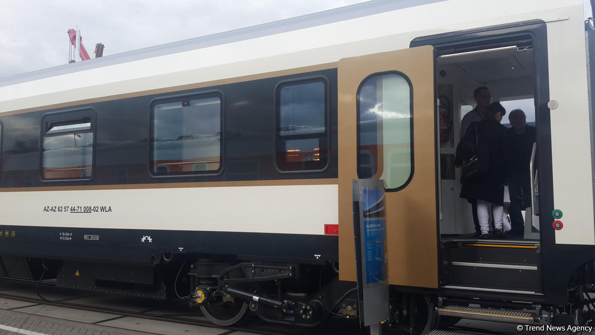 Презентован пассажирский вагон для  железной дороги Баку-Тбилиси-Карс (ФОТО)