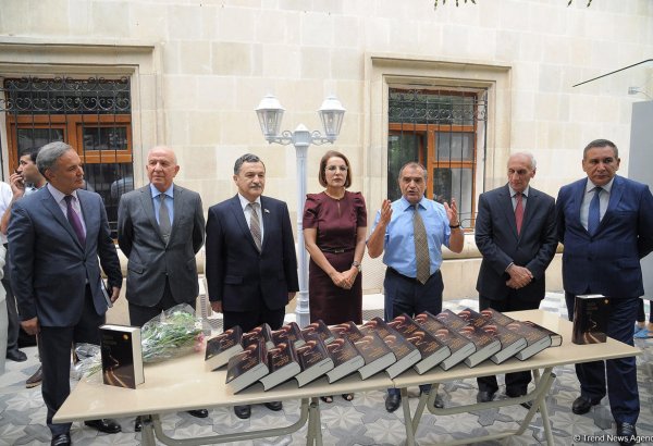 В Баку состоялась презентация романа Соны Велиевой «Путь, ведущий к свету»  (ФОТО)