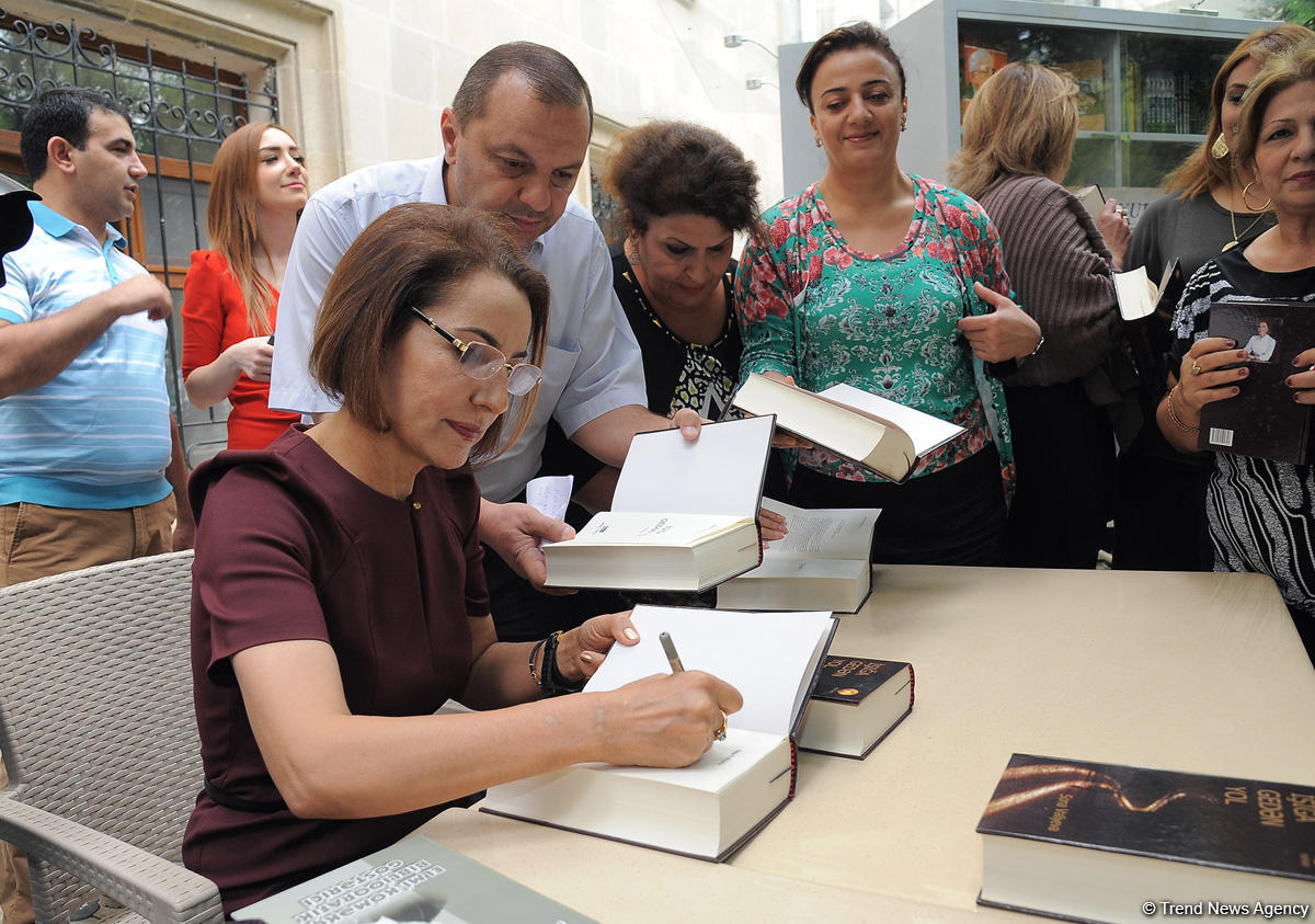 В Баку состоялась презентация романа Соны Велиевой «Путь, ведущий к свету»  (ФОТО)