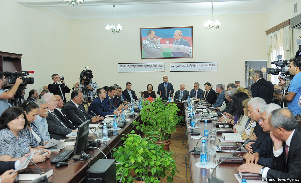 В Баку состоялась презентация романа Соны Велиевой «Путь, ведущий к свету»  (ФОТО)