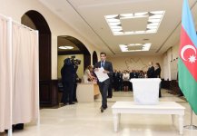 Президент Азербайджана и его супруга проголосовали на референдуме по изменениям и дополнениям в Конституцию (ФОТО)