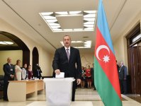 Президент Азербайджана и его супруга проголосовали на референдуме по изменениям и дополнениям в Конституцию (ФОТО)