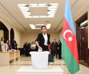 Президент Азербайджана и его супруга проголосовали на референдуме по изменениям и дополнениям в Конституцию (ФОТО)