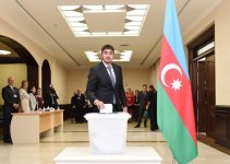Президент Азербайджана и его супруга проголосовали на референдуме по изменениям и дополнениям в Конституцию (ФОТО)