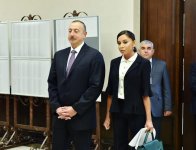 Президент Азербайджана и его супруга проголосовали на референдуме по изменениям и дополнениям в Конституцию (ФОТО)
