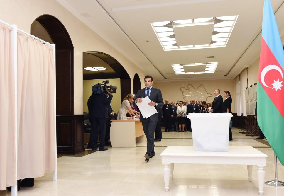Президент Азербайджана и его супруга проголосовали на референдуме по изменениям и дополнениям в Конституцию (ФОТО)