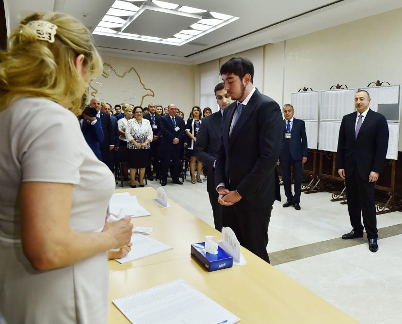 Президент Азербайджана и его супруга проголосовали на референдуме по изменениям и дополнениям в Конституцию (ФОТО)