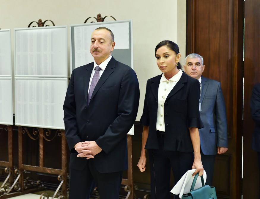 Президент Азербайджана и его супруга проголосовали на референдуме по изменениям и дополнениям в Конституцию (ФОТО)