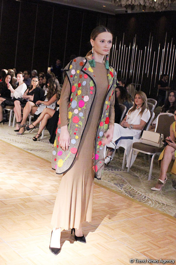 Красочное дефиле Hadije в Баку – певец Замиг Гусейнов стал дизайнером (ФОТО)