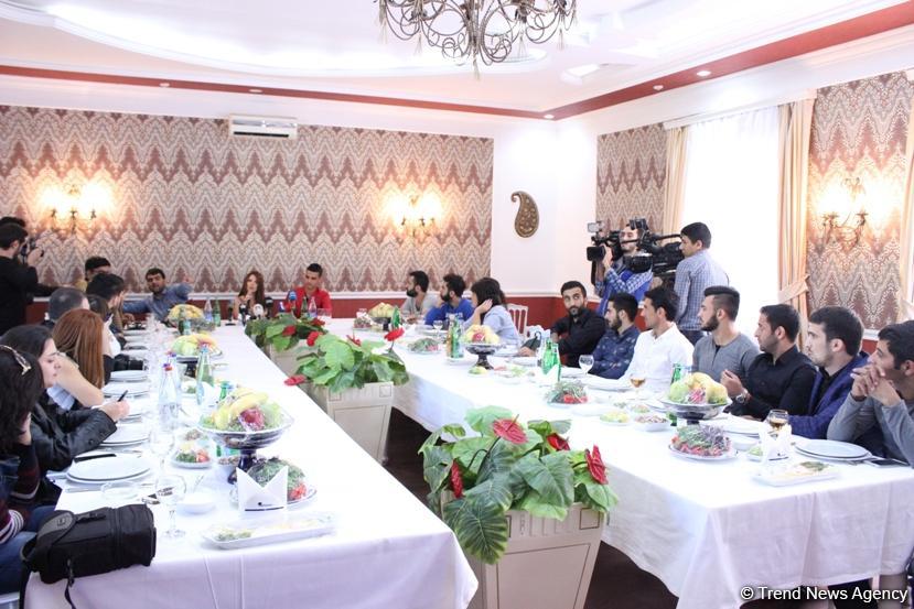 Азербайджанские блюда: Самый вкусный клип певицы Севды Яхъяевой и футболиста Руслана Абышова (ВИДЕО, ФОТО)