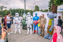 Герои Голливудских блокбастеров и мультфильмов на Бакинском бульваре (ФОТО)