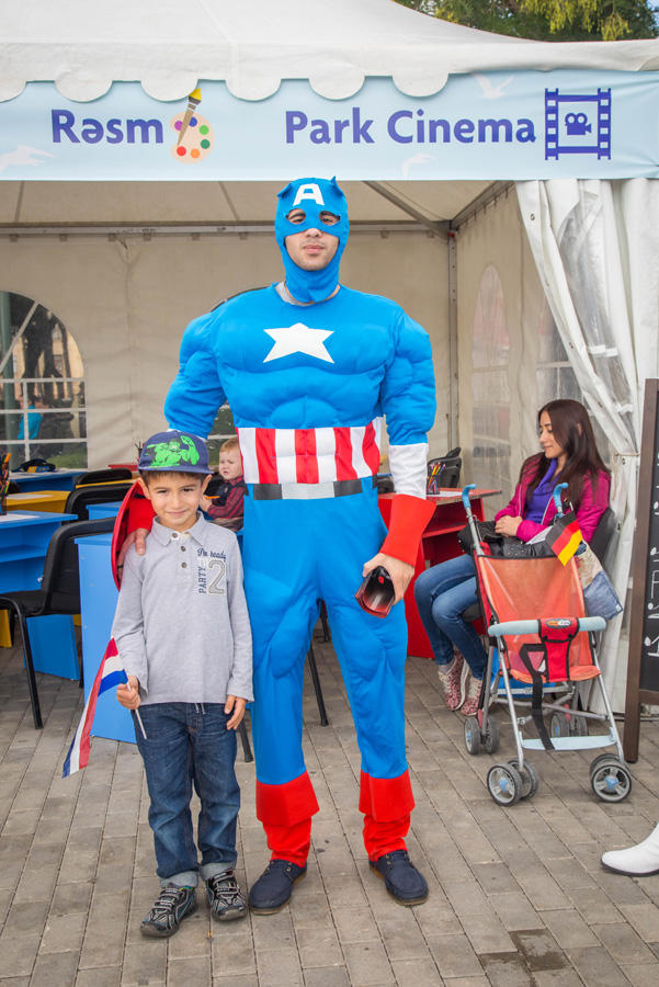 Герои Голливудских блокбастеров и мультфильмов на Бакинском бульваре (ФОТО)