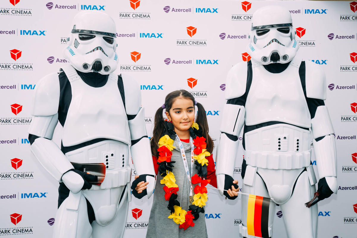 Герои Голливудских блокбастеров и мультфильмов на Бакинском бульваре (ФОТО)