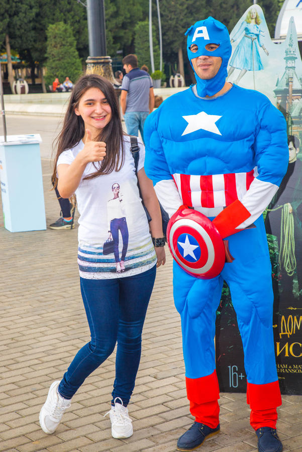 Герои Голливудских блокбастеров и мультфильмов на Бакинском бульваре (ФОТО)