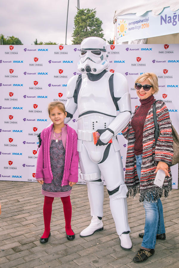 Герои Голливудских блокбастеров и мультфильмов на Бакинском бульваре (ФОТО)