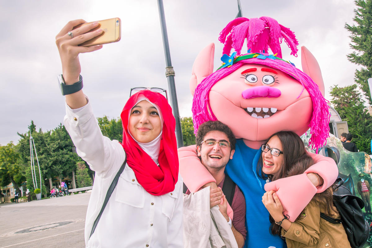 Герои Голливудских блокбастеров и мультфильмов на Бакинском бульваре (ФОТО)