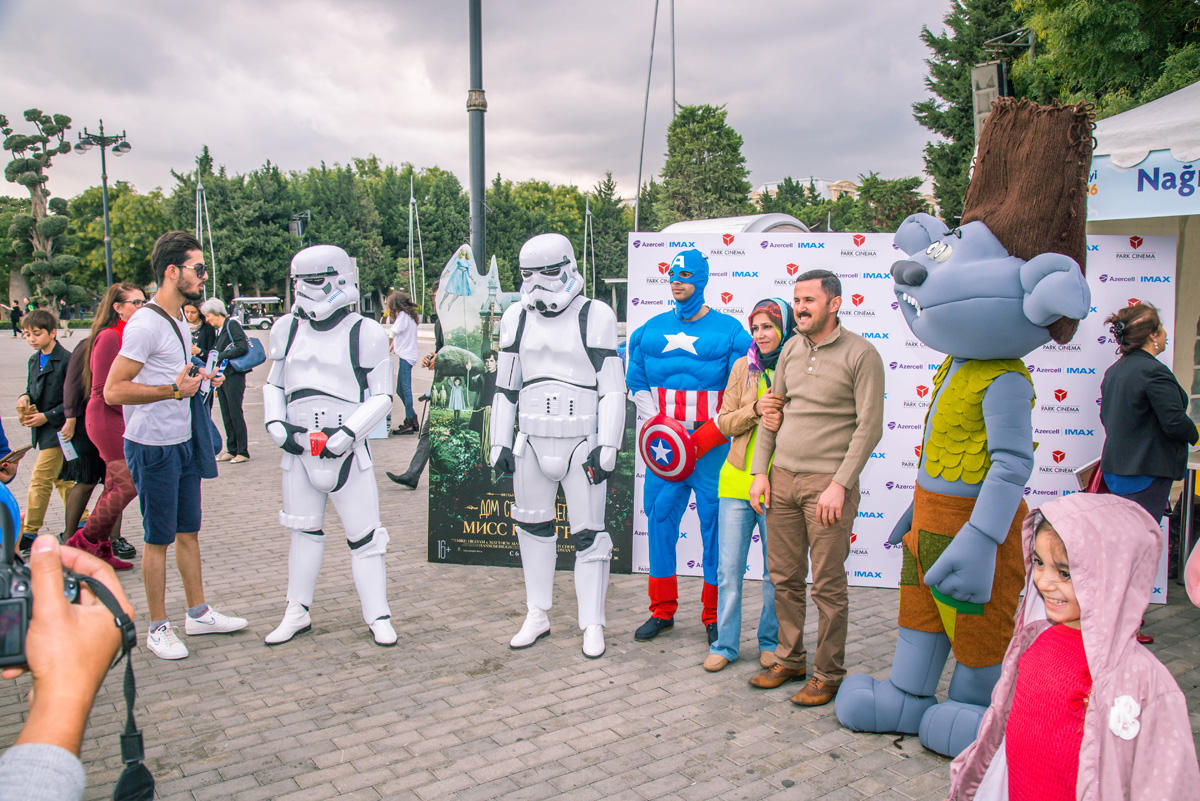 Герои Голливудских блокбастеров и мультфильмов на Бакинском бульваре (ФОТО)