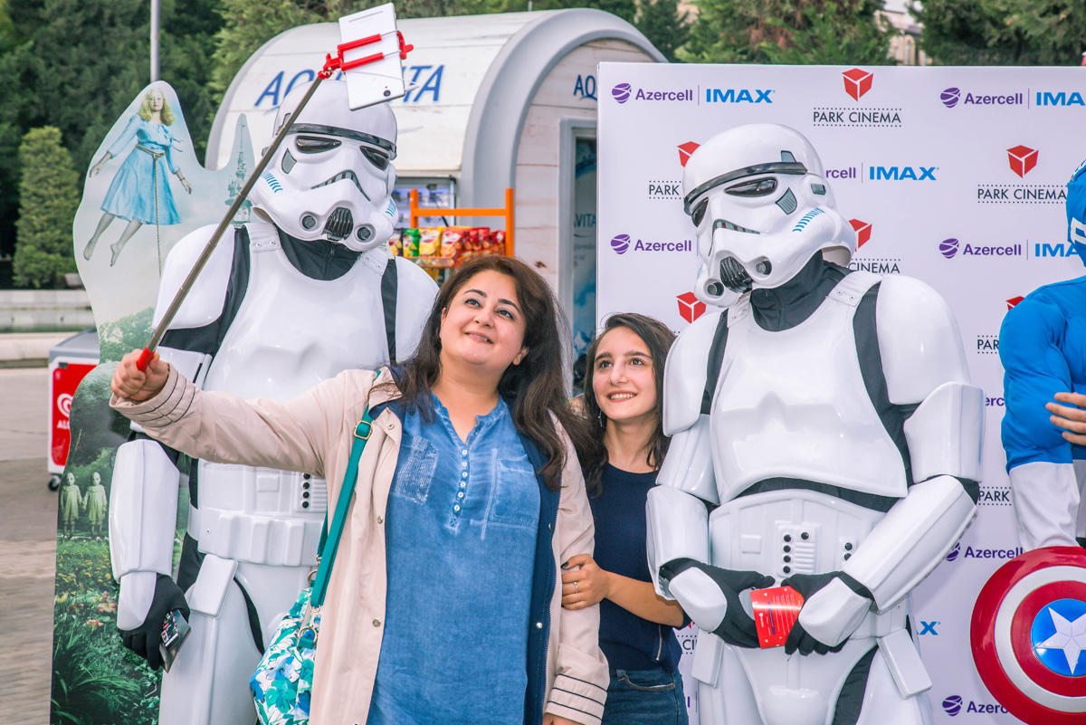 Герои Голливудских блокбастеров и мультфильмов на Бакинском бульваре (ФОТО)