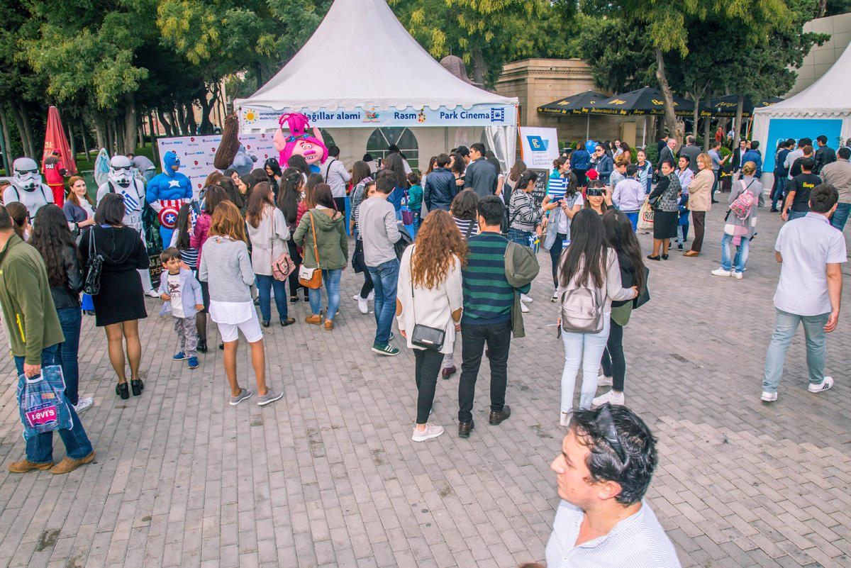 Герои Голливудских блокбастеров и мультфильмов на Бакинском бульваре (ФОТО)