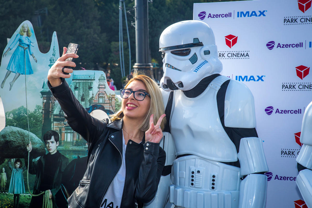 Герои Голливудских блокбастеров и мультфильмов на Бакинском бульваре (ФОТО)