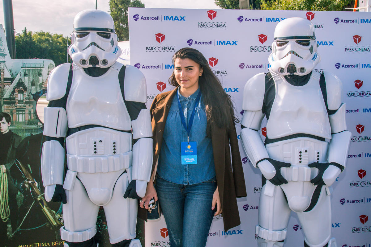 Герои Голливудских блокбастеров и мультфильмов на Бакинском бульваре (ФОТО)