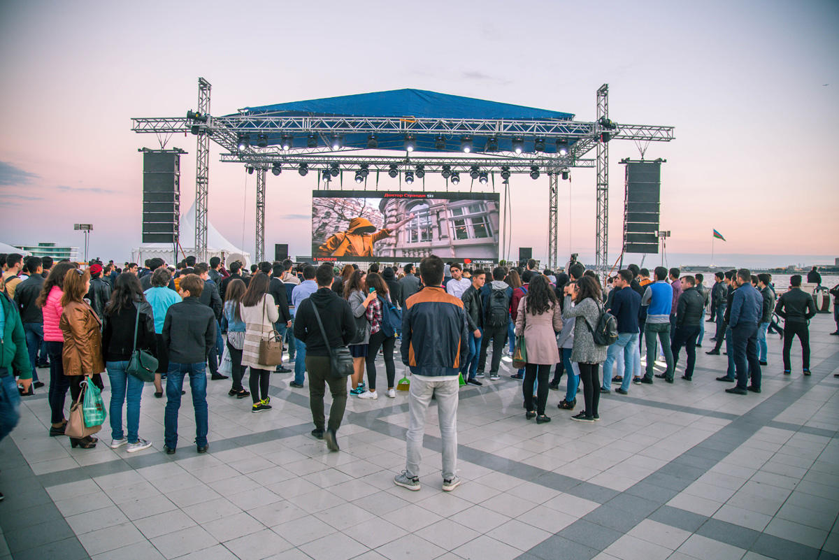 Герои Голливудских блокбастеров и мультфильмов на Бакинском бульваре (ФОТО)