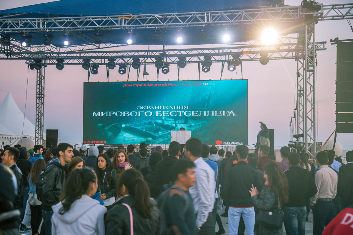 Герои Голливудских блокбастеров и мультфильмов на Бакинском бульваре (ФОТО)