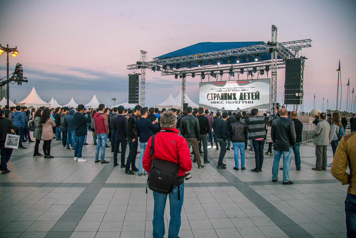 Герои Голливудских блокбастеров и мультфильмов на Бакинском бульваре (ФОТО)