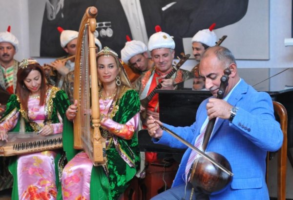 Виртуозное мастерство единственного исполнителя на чагане в Азербайджане (ФОТО)