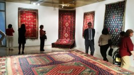 В Баку открылась экспозиция сербских национальных ковров (ФОТО)