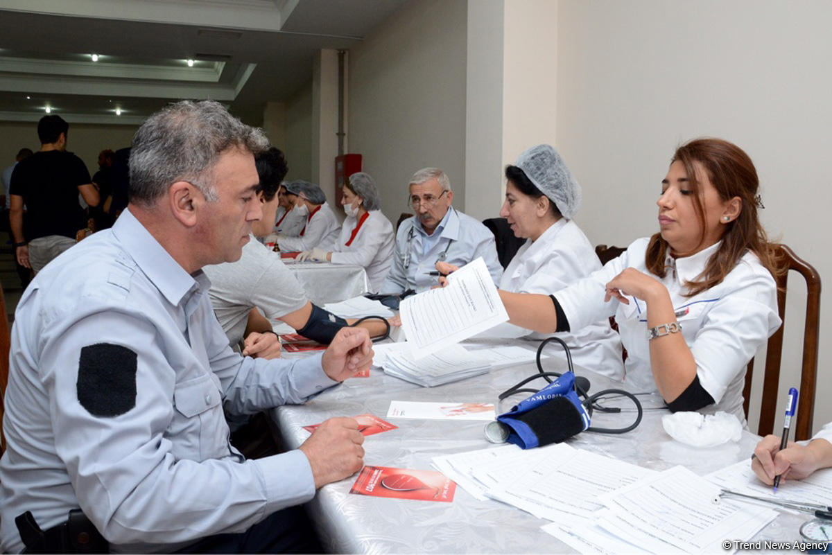 В Азербайджане продолжаются акции по сдаче крови  (ФОТО)