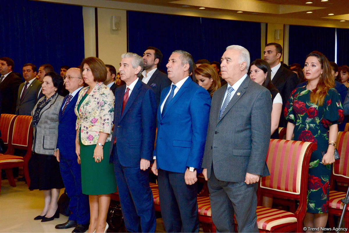 В Баку прошла конференция под названием "25 лет независимости: ровесники независимости" (ФОТО)