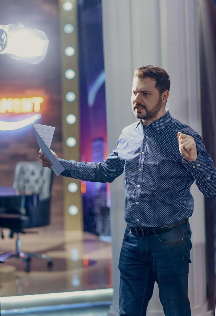 Лев ушел из дома и ... пришел к азербайджанским ведущим (ФОТО, ВИДЕО)