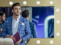 Лев ушел из дома и ... пришел к азербайджанским ведущим (ФОТО, ВИДЕО)