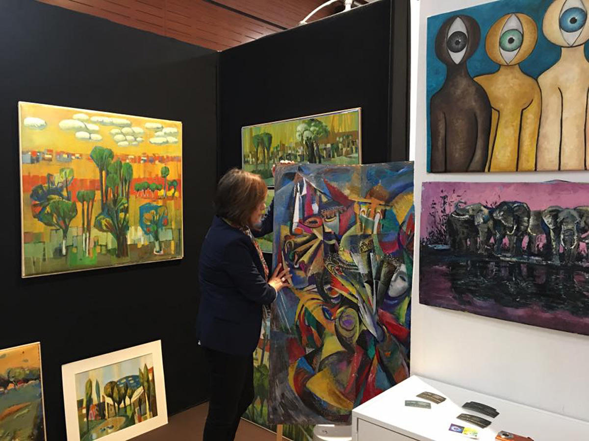 Асмер Нариманбекова представила работы азербайджанских и грузинских художников в Париже