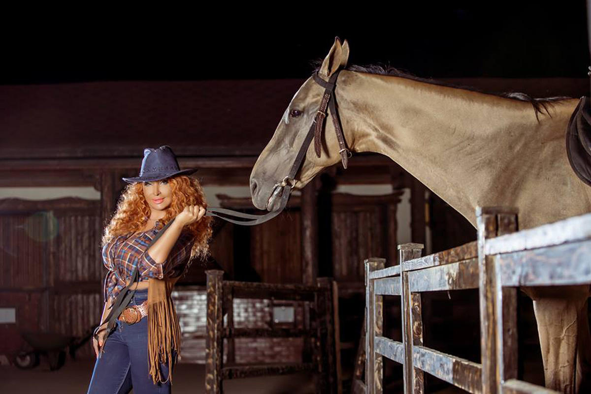 Азербайджанская телеведущая стала ковбоем (ВИДЕО, ФОТО)