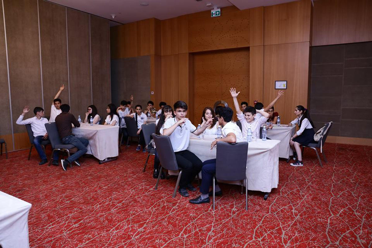 Стартовал школьный чемпионат по игре Parlaq Zəka (ФОТО)