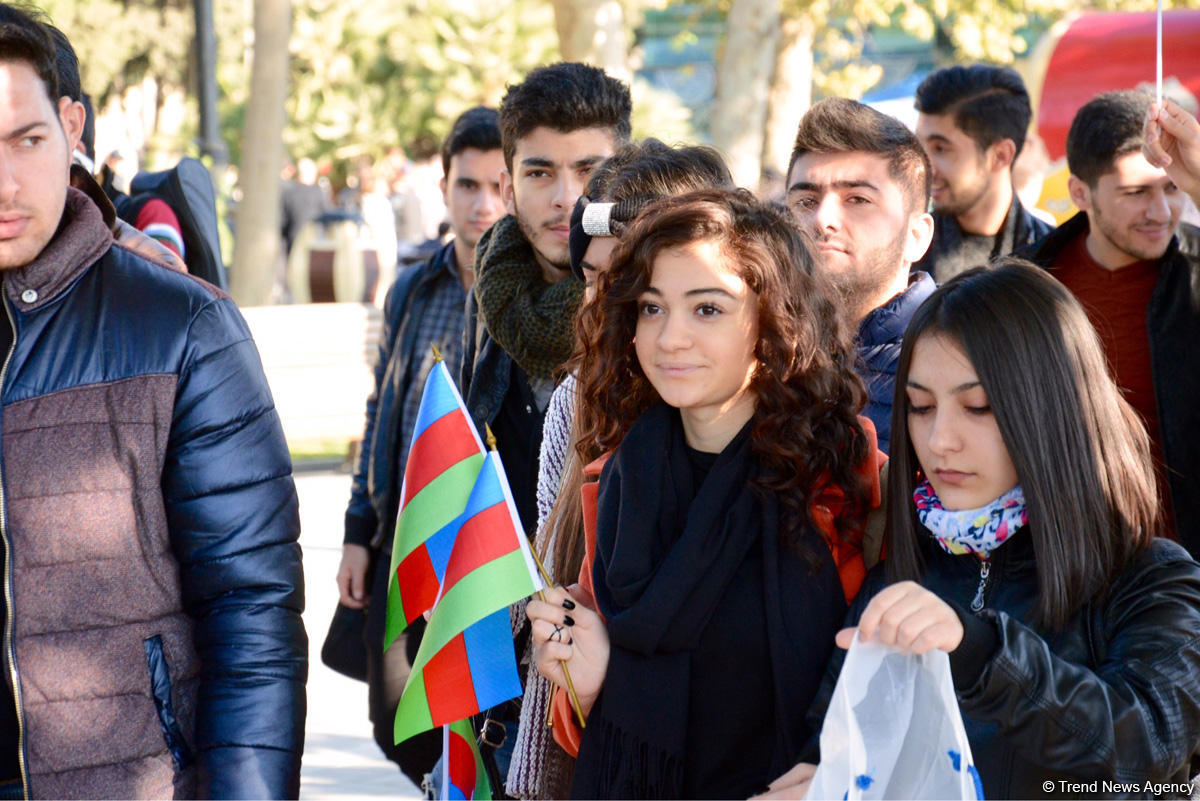 В Баку состоялось шествие, посвященное Дню Государственного флага   (ФОТО)