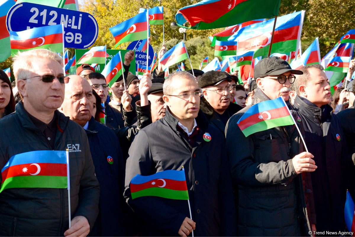 В Баку состоялось шествие, посвященное Дню Государственного флага   (ФОТО)