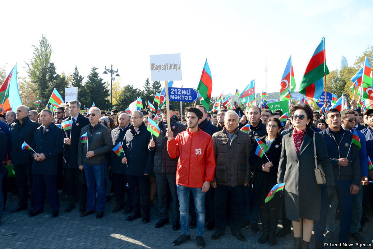 В Баку состоялось шествие, посвященное Дню Государственного флага   (ФОТО)
