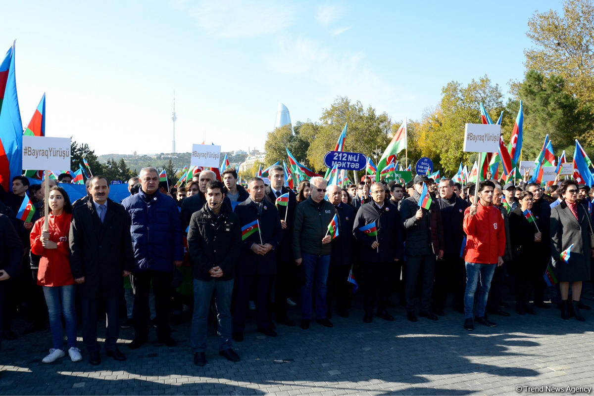 В Баку состоялось шествие, посвященное Дню Государственного флага   (ФОТО)