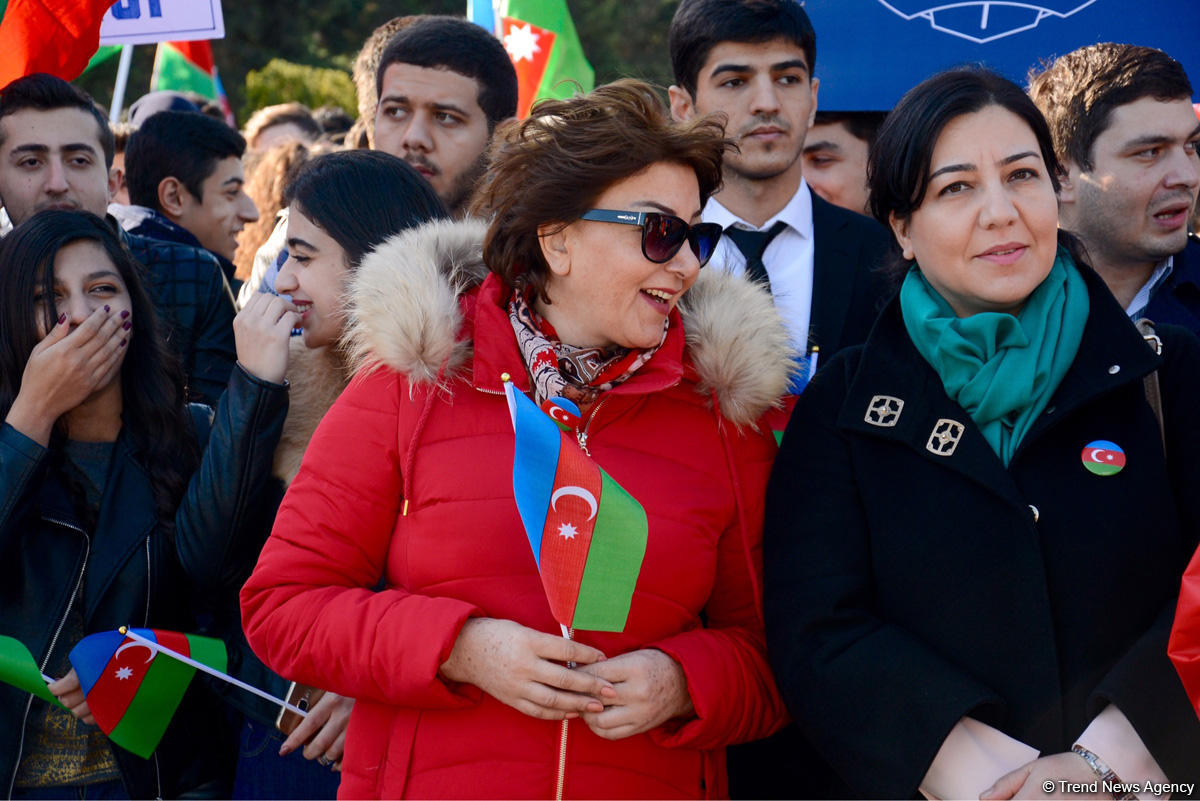 В Баку состоялось шествие, посвященное Дню Государственного флага   (ФОТО)