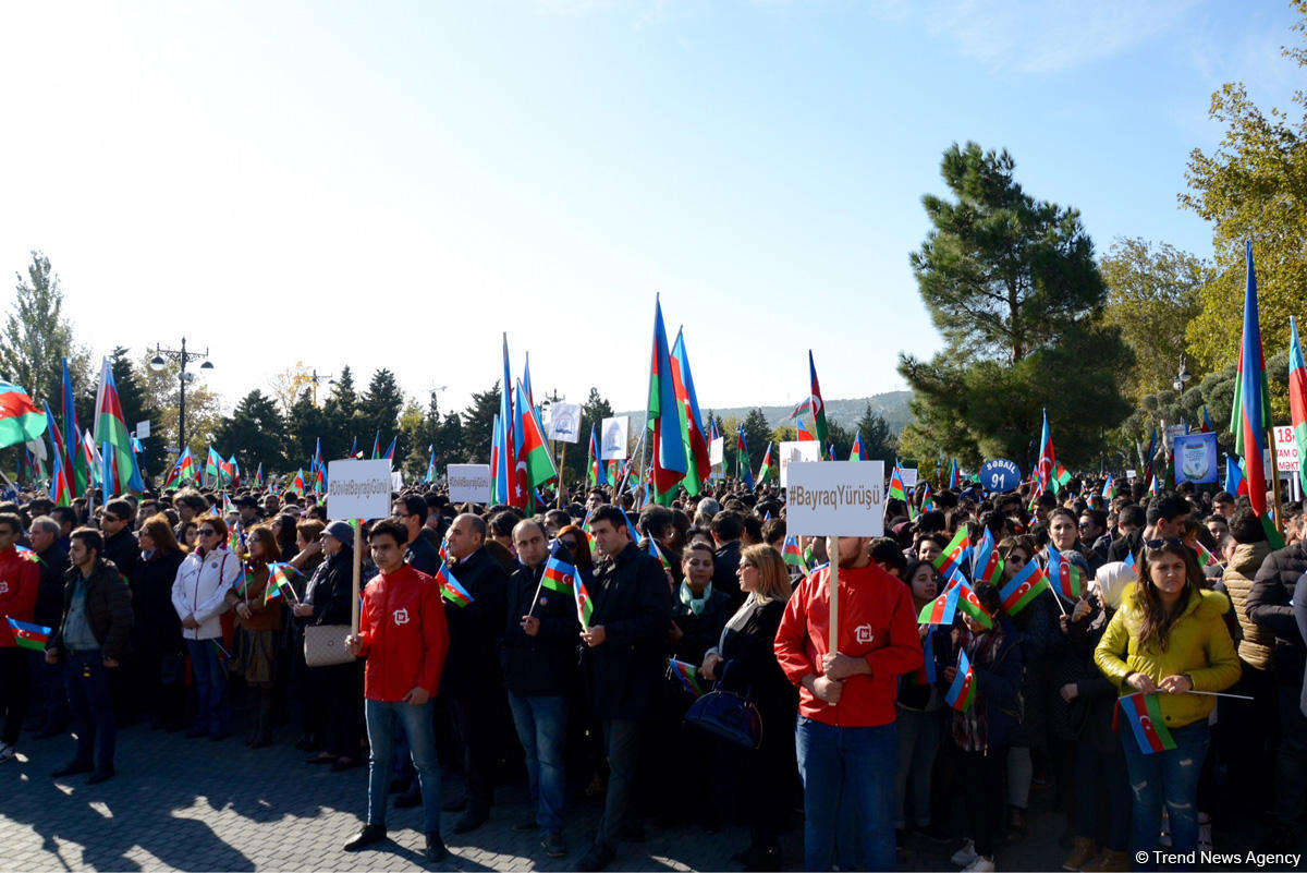 В Баку состоялось шествие, посвященное Дню Государственного флага   (ФОТО)