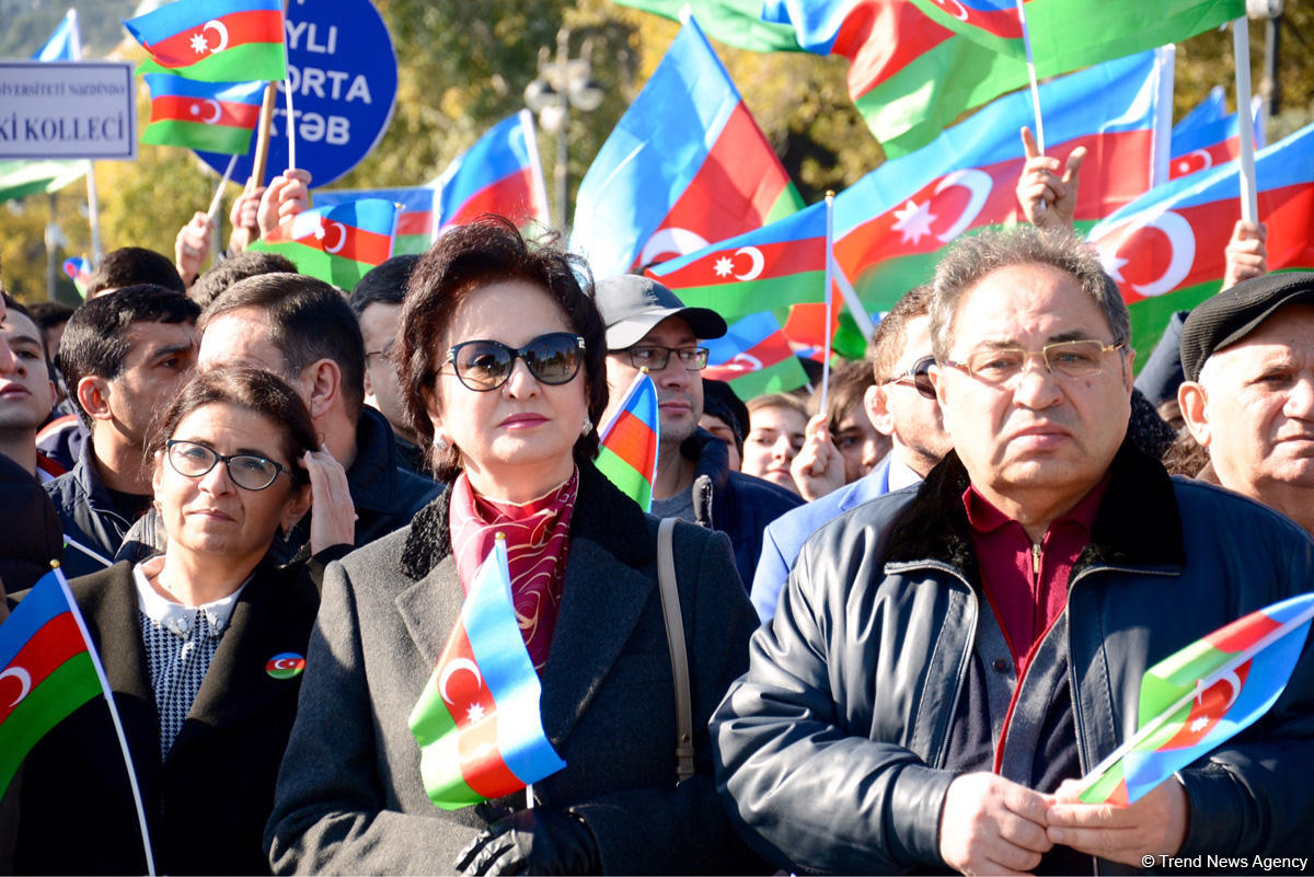 В Баку состоялось шествие, посвященное Дню Государственного флага   (ФОТО)