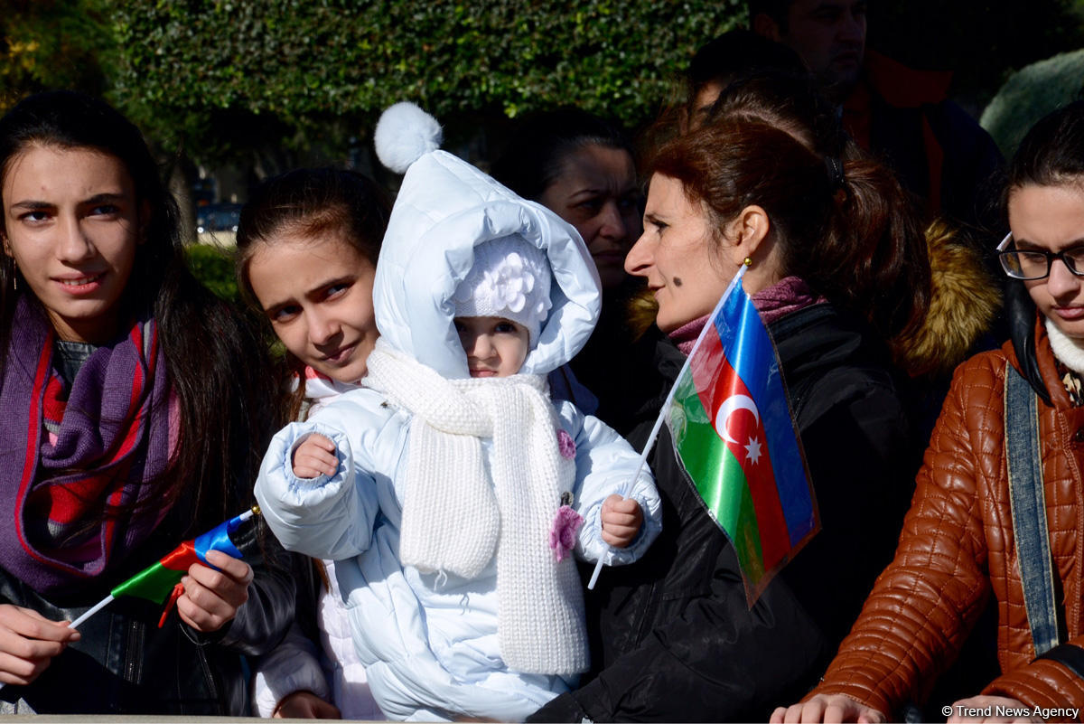 В Баку состоялось шествие, посвященное Дню Государственного флага   (ФОТО)