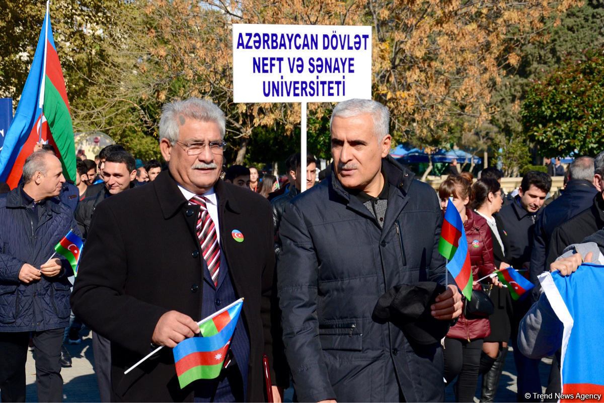 В Баку состоялось шествие, посвященное Дню Государственного флага   (ФОТО)