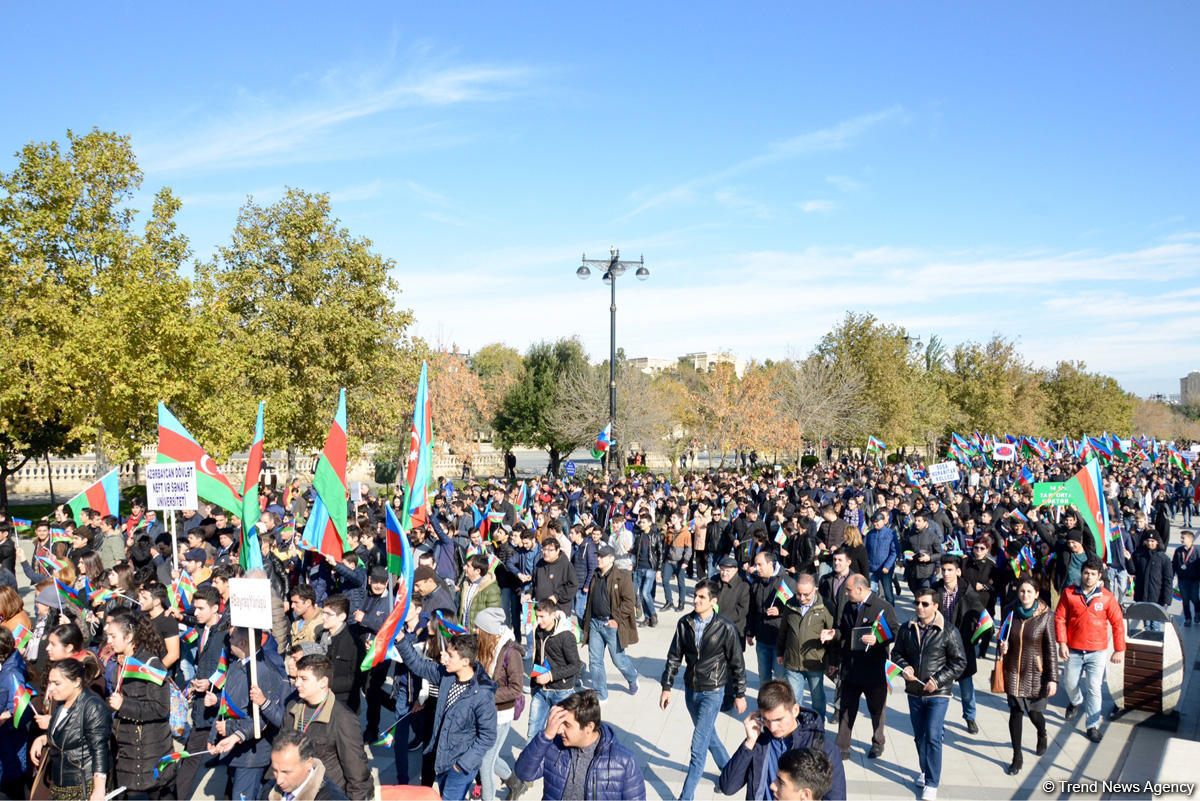 В Баку состоялось шествие, посвященное Дню Государственного флага   (ФОТО)