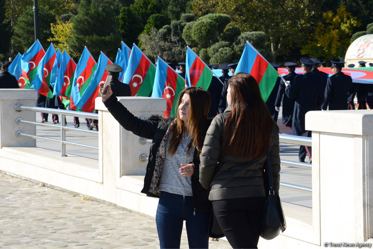 В Баку состоялось шествие, посвященное Дню Государственного флага   (ФОТО)
