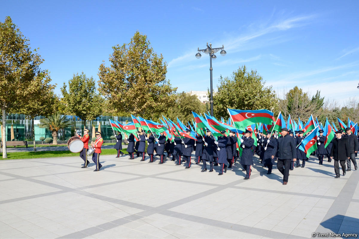 В Баку состоялось шествие, посвященное Дню Государственного флага   (ФОТО)