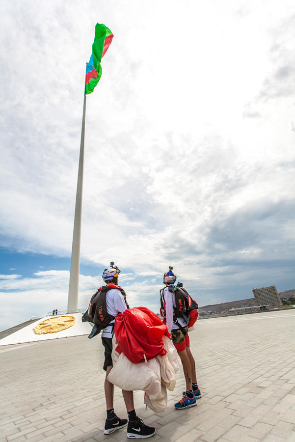 "Летающие над городом скайдайверы" совершили прыжок с флагом Азербайджана (ФОТО)